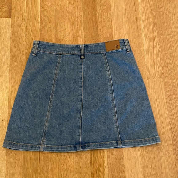 American Eagle Outfitters Short Stonewashed Jean Skirt w Buttons/Size 4/Stretch - Picture 8 of 8